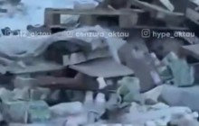 Йогурт тиеген жүк көлігі аударылып, жүргізуші тауарды халыққа таратып берген