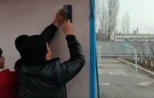 Мектеп директоры сабақ үстінде оқушының телефонын тартып алып, балғамен шағып тастаған (ВИДЕО)