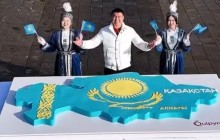 Алматыда кондитерлер Тәуелсіздік күніне 100 келілік торт пісірді (ВИДЕО)