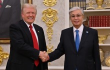 АҚШ президенті Трамп Тоқаевқа Ақ үйдің кілтін сыйлады