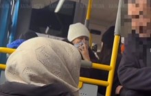 “Анасы жоқ па?”: Қарт кісіні автобустан түсіріп жібермек болған жүргізуші елдің ашуына тиді (ВИДЕО)