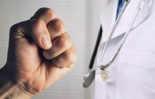 Дәрігерлерге шабуыл жасағандар 12 жылға дейін сотталады: Қазақстанда жаңа заң қабылданды