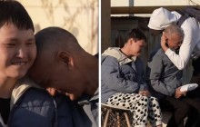 Әйелінің еміне несие алып, бірақ аман алып қала алмаған жалғызбасты әкеге маскадағы жігіт үй сыйлады (ВИДЕО)