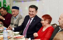 «Жыл әкімі!» - ШҚО әкімі жаңажылдық кешті жалғызбасты қарттармен өткізді
