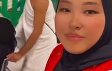 Тұрсынбек Қабатовты екінші әйелі арбамен сүйреп келе жатқан видеосы тарады (ВИДЕО)