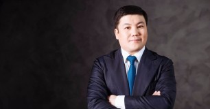 "Ақ көңіліңе рақмет": Тұрсынбек Қабатов ерекше сыйлық алды (ФОТО)