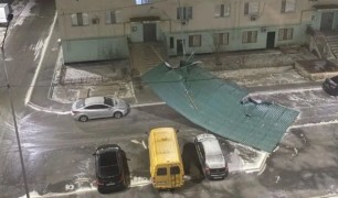 Атырауда дауылдан емхананың төбесі ұшып, көліктер зақымданды