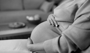 Депутат тергеу изоляторында әйелдер кісенмен босанатынын айтты