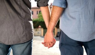 Еркектер қол ұстасып қыдыруына болады: вице-министр ЛГБТ насихатына не жатпайтынын айтты