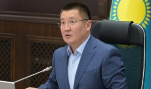 «Отырсаң опақ, тұрсаң сопақ»: Байханов Threads желісін жүргізу себебін түсіндірді