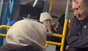 “Анасы жоқ па?”: Қарт кісіні автобустан түсіріп жібермек болған жүргізуші елдің ашуына тиді (ВИДЕО)