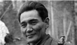 Тоқаев Бауыржан Момышұлына «Халық қаһарманы» атағын берді