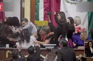 «Депуттаттар бір-бірінің шашын жұлды»: Парламентте төбелес болды