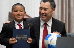 Қырғыз Президенті қалың қарды омбылап сабаққа барған оқушыға өз телефонын сыйлады
