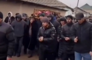 "Маған ақша емес, бала керек": Ресейде қайтыс болған 10 жастағы тәжік баласының анасы шырылдап отыр (ВИДЕО)