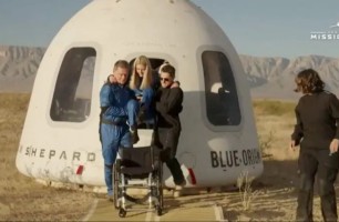 Әлемде алғаш рет арбаға таңылған әйел ғарышқа ұшып, 10 минуттан кейін жерге оралды