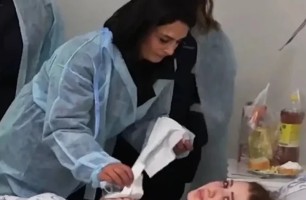 Ақтаудағы ұшақ апатынан тірі қалған бортсерік 1 жылдан кейін жұмысына қайта оралды