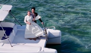 Каспийдегі love story: Маңғыстаулық жас жұбайлар референдумға катермен келді