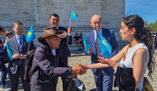 Ұлытаулық ақсақал Парижге дейін үш мың шақырымға жуық жолды жаяу жүріп өтті