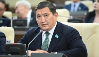 Бақытжан Базарбек 900 мың теңге жалақысы отбасын асырауға жетпейтінін айтты