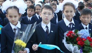 1 қыркүйекте мектепте мұғалімдерге гүл сыйлауға тыйым салынды