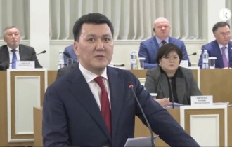 Мемлекеттік тіл біреу: Ерлан Қарин жаңа Конституцияның 9-бабы туралы