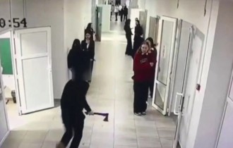 “Балам ауру емес. Сау”: Мектептегі сыныптастарына балтамен шабуыл жасаған баланың анасы жанайқайын жеткізді