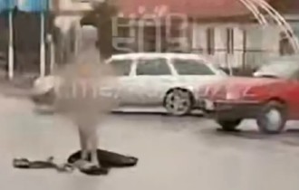 Қордайда ішіп алған ер адам көшенің қақ ортасында тыр жалаңаш жүрді (ВИДЕО)