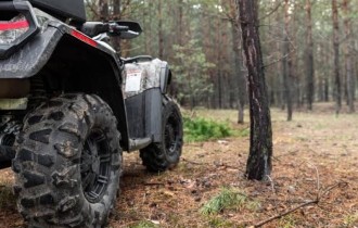 Бурабайда квадроцикл мінген қыз ағашқа соғылып, комаға түсті