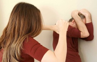 Желіде әйелінен таяқ жеп, еңіреп жылаған ер адамның видеосы тарады