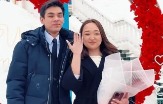 “Референдумнан тұрмысқа”: Дауыс беріп шыққан бойжеткенге жігіті үйленуге ұсыныс жасады