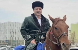 Түркістандықтан Жүрсін Ерман мен Аманжол Әлтайға ат мінгізді