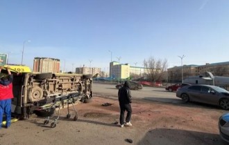 Ақтөбеде ішінде жүкті әйел бар жедел жәрдем көлігі аударылып қалды