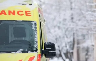 Дәрігерлер қансырап жатқан зейнеткерді қар басқан жолмен көтеріп апарды