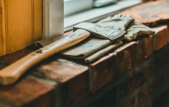 Алматыда оқушы мектепке балта алып келген