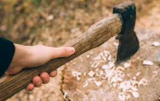 Алматыда оқушы шабуыл жасамақ болып, мектепке балтамен келген