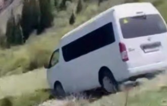 Көлсайда микроавтобус шатқалдан құлап кетті
