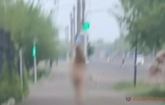 Теміртауда әйел адам жалаңаш күйде серуендеп жүрген: оқиғаның мән-жайы анықталды
