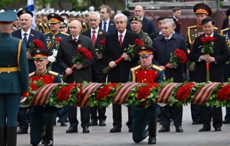 Тоқаев Қызыл алаңдағы әскери шеруді тамашалады