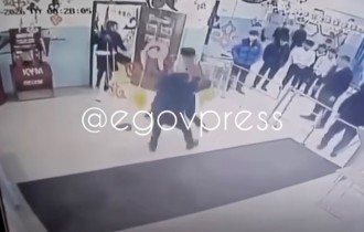 Алматыда оқушының мұғалімді тоқпақтап соққыға жығып жатқан видеосы тарады (ВИДЕО)