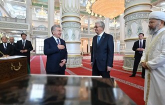 Бауырлас өзбек елінің тартуы. Тоқаев Мирзиёевпен Түркістандағы жаңа мешітті аралап көрді
