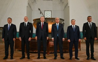 Түркі елдерінің көшбасшылары Ясауи кесенесінде тағзым етті