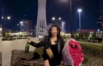 Бәйтерек түбінде шампан атқан блогер 43 мың теңге айыппұл арқалады