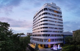"Hilton қонақүйінен 250 қызметкерді күштеп шығарып жатыр": депутат Қайрат Сатыбалдының тағы бір қитұрқы ісін әшкереледі