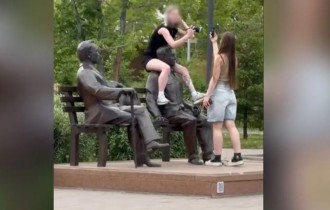 Бейімбет Майлиннің мойнына шығып суретке түскендер өз жазасын алды
