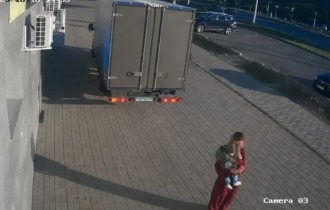 Екібастұзда жүк көлігі бала көтеріп келе жатқан әйелді қағып кетті