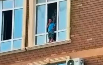 Ақтауда 10-қабаттың терезесінде тұрған бала жұрттың зәресін алды