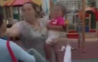 “Екі ортада жұдырық балаға тиді”: Астанада балалар алаңында әткеншекке таласқан әйелдер төбелесіп қалды (ВИДЕО)