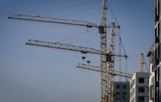 Астанада мектеп маңында мұнаралы кран құлап, бір адам қаза тапты