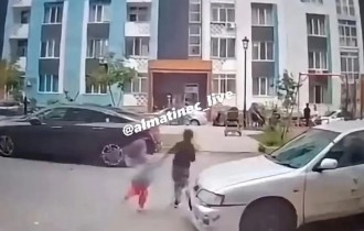 Алматы облысында жеңіл көлік ауладағы екі баланы қағып кетті
